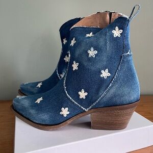 SUNDANCE Sojourner Denim Boots Womens EU 39 Italy Western Daisy Embroidered
